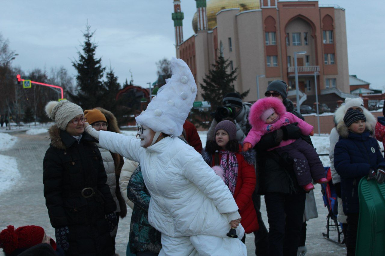 Әлмәткә “Изуми” урам театры килде [+ФОТОЛАР]