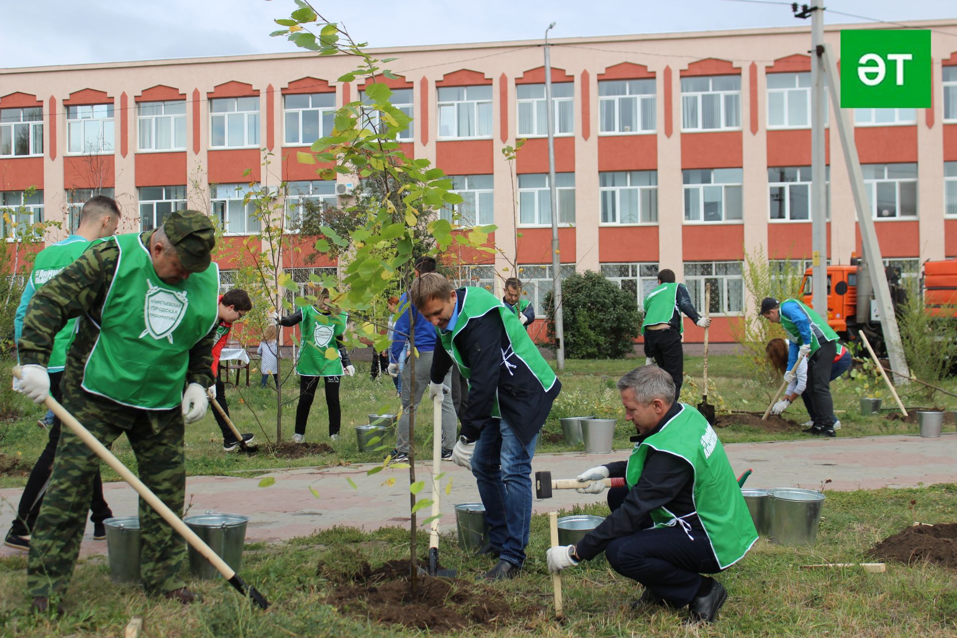 Әлмәт прокурорлары агач утыртты [+ФОТОЛАР]