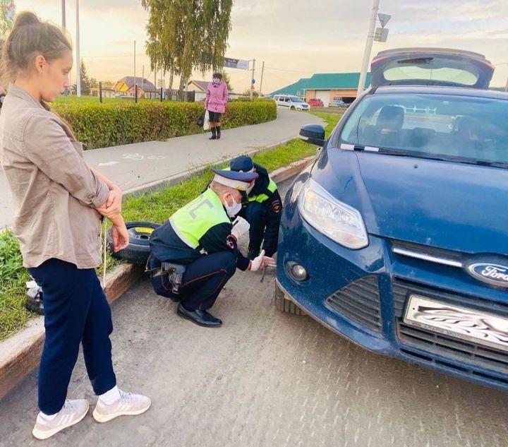 Әлмәттә автоинспекторлар авыр хәлдә калган хатын-кызга булышкан