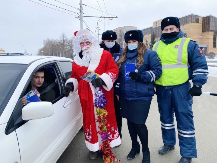 Әлмәт юлларына  ЮХИДИ хезмәткәрләре белән Кыш бабай да чыкты