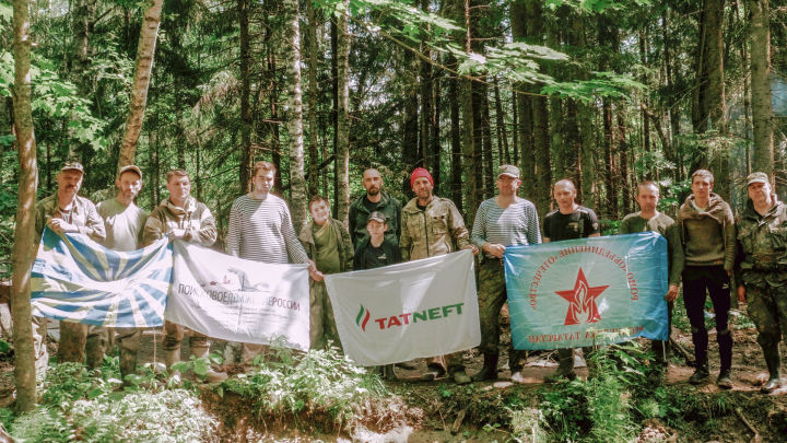 Подняли самолет со дна болота