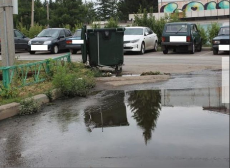 Әлмәттәге бер ишегалдының торышы йортта яшәүчеләрне борчый