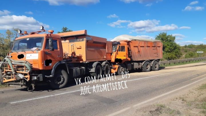 В Альметьевском районе в ДТП  столкнулись два КамАЗа