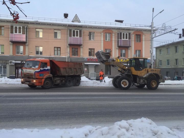 Шәһәр урамнарын кардан чистарту дәвам итә