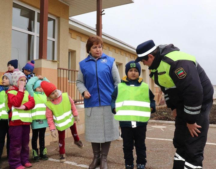 Әлмәт балалар бакчасында полиция хезмәткәре һөнәре белән таныштырдылар