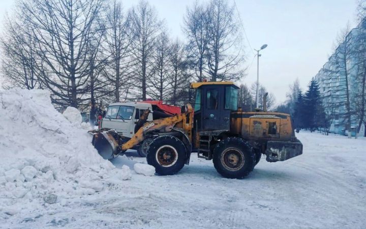 Әлмәт урамнарын кардан чистарту эшләре дәвам итә