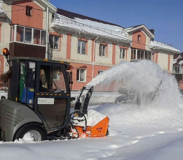 Әлмәт урамнарын кардан чистарту дәвам итә