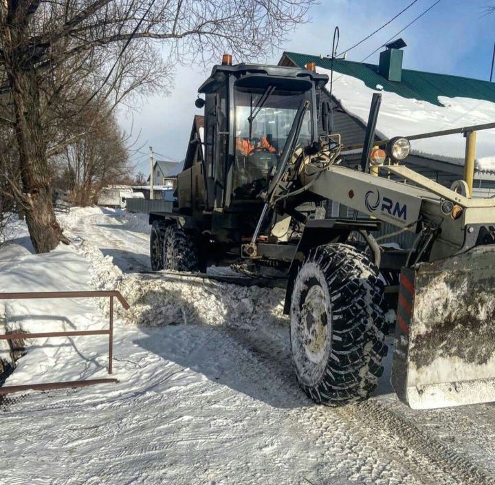 Әлмәт районы башлыгы атна ахырына кадәр шәһәр ишегалларын кардан чистартып бетерергә кушты