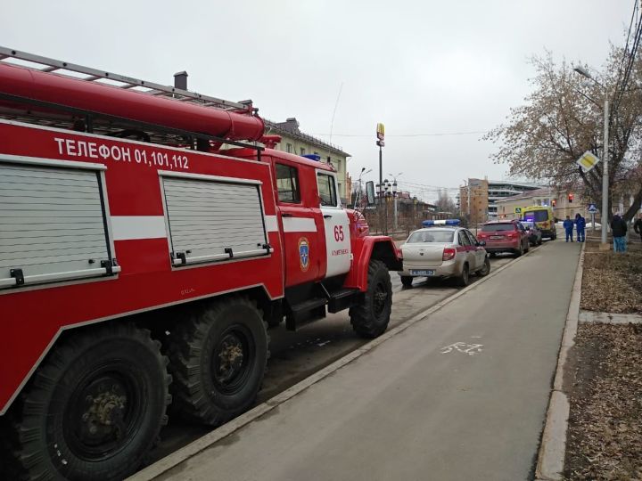 Бүген Әлмәттә янгын вакытында подъезддан төтен суырту өчен төтен суыргыч кулланылган