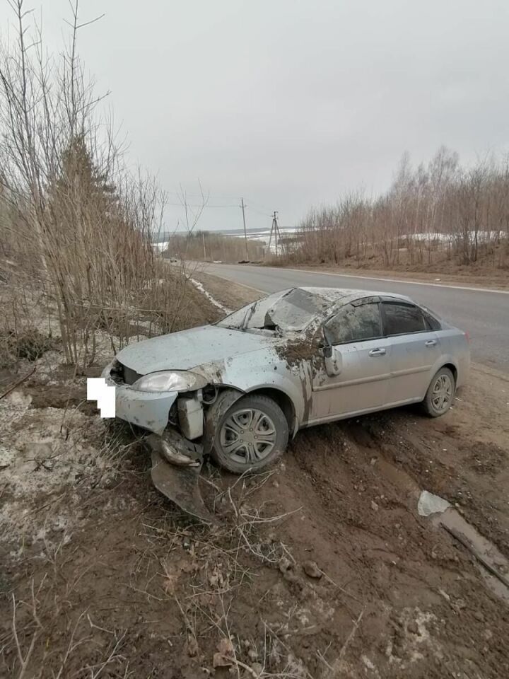 Әлмәт районында җиңел автомобиль юл читенә төшеп әйләнгән