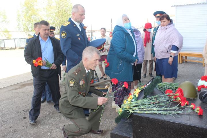 ИК-8 хезмәткәрләре һәлак булган фронтовикларны һәм тыл хезмәтчәннәрен искә алдылар