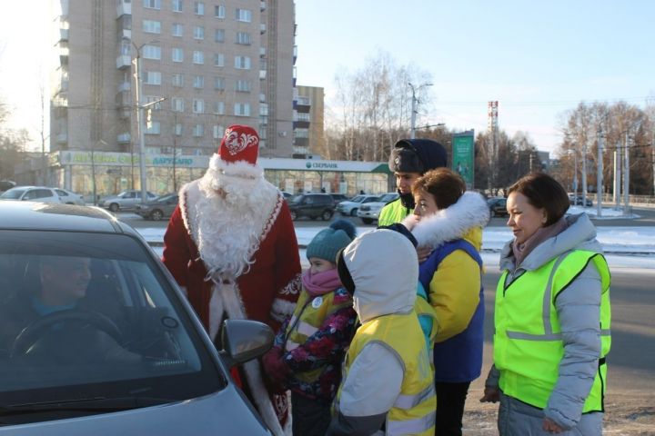 Машина йөртүче әлмәтлеләрне Кыш Бабай котлады