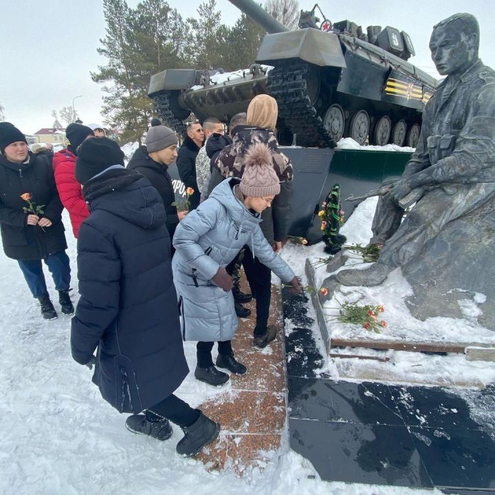 Солдат булган өчен генә түгел, көн дә кирәк илгә егетләр