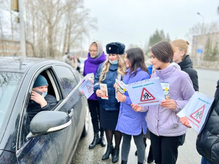 Әлмәттә медкөллият студентлары балаларны автокреслоларда йөртергә чакырды