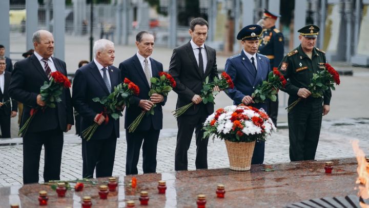 Әлмәтлеләр Бөек Ватан сугышы башланган көнне һәлак булганнарны искә алдылар