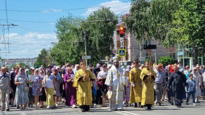 Әлмәт епархиясенең 10 еллыгына багышланган хач йөреше узды