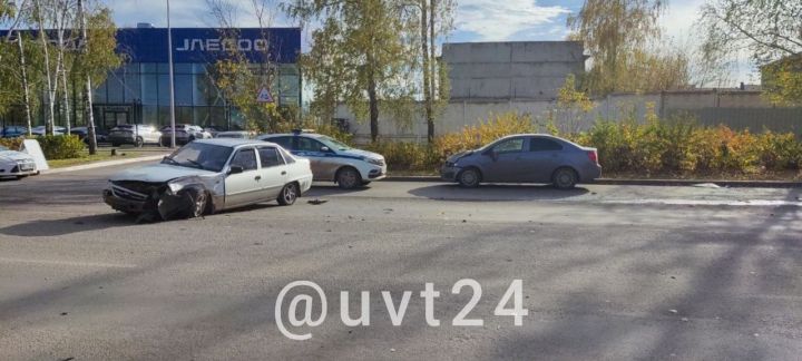 Әлмәттә 3 автомобиль катнашында авария булды