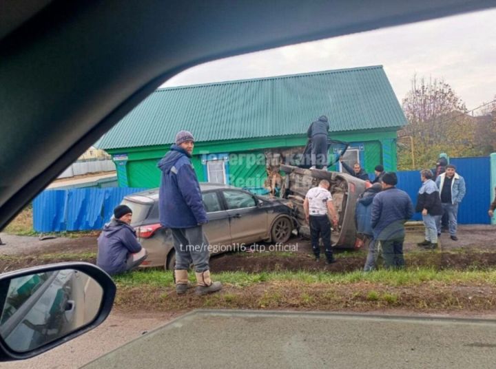 Әлмәт районында ике автомобиль бәрелешкән