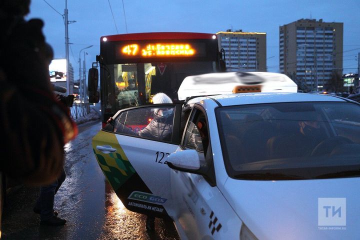 Әлмәт автоинспекторлары такси йөртүчеләрне контрольгә алды