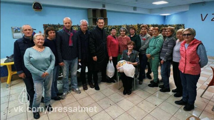 Волонтерлар  Әлмәт районы башлыгыннан бушлай юл йөрү билетлары алдылар