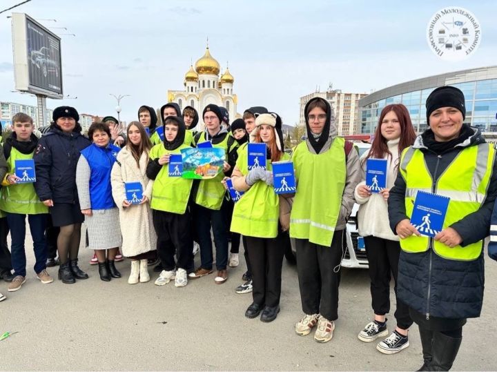 Әлмәт студентлары машина йөртүчеләрне автомобильчеләр көне белән котладылар