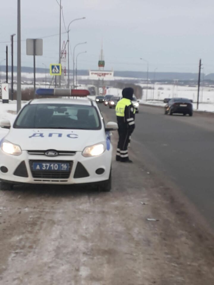 «Тоннель» рейды вакытында Әлмәт автоинспекторлары юл хәрәкәте кагыйдәләрен бозуның 11 очрагын ачыклаган