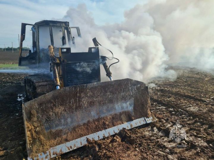 Бульдозер на ходу загорелся в поле в Альметьевском районе