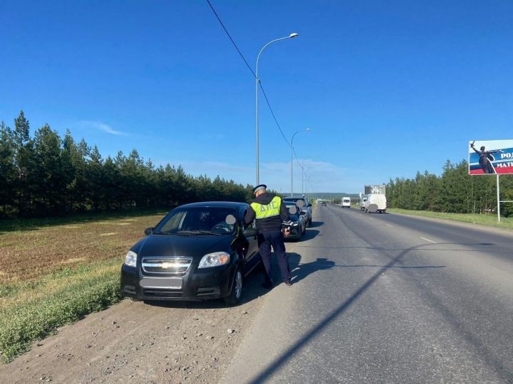 «Тоннель» рейды вакытында Әлмәт автоинспекторлары юл хәрәкәте кагыйдәләрен бозуның 6 очрагын ачыклаган