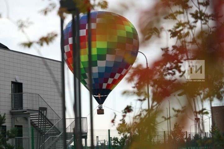 Әлмәттәге йортлар янына һава шарын утырткан пилотка җәза бирделәр