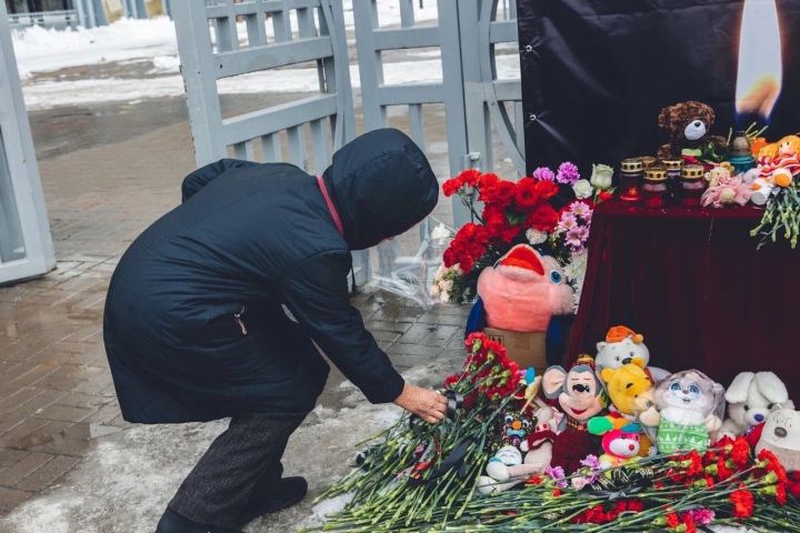 Әлмәт хакимияте «Крокус Сити Холл»да һәлак булганнарны бер минут тынлык белән искә алды