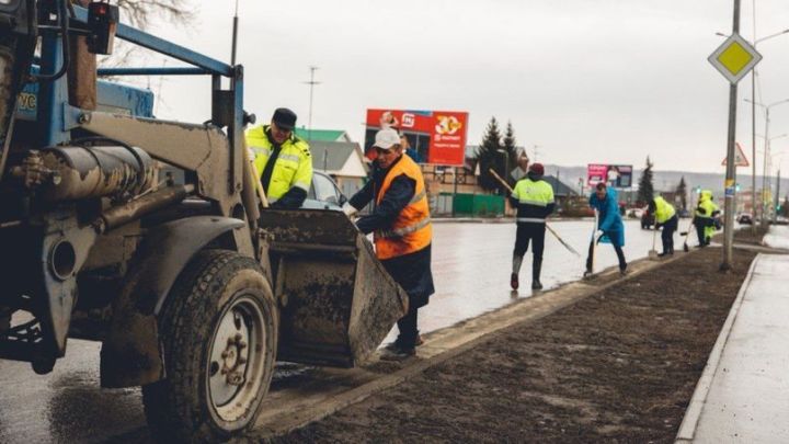 Әлмәт урамнарын өмәләрне көтеп тормыйча җыештыра башладылар