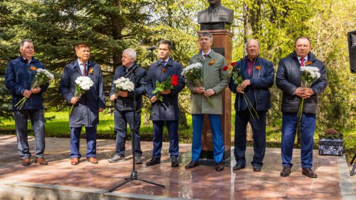 Әлмәт шәһәр паркында Геройлар Аллеясында Социалистик Хезмәт Геройларын хөрмәтләделәр