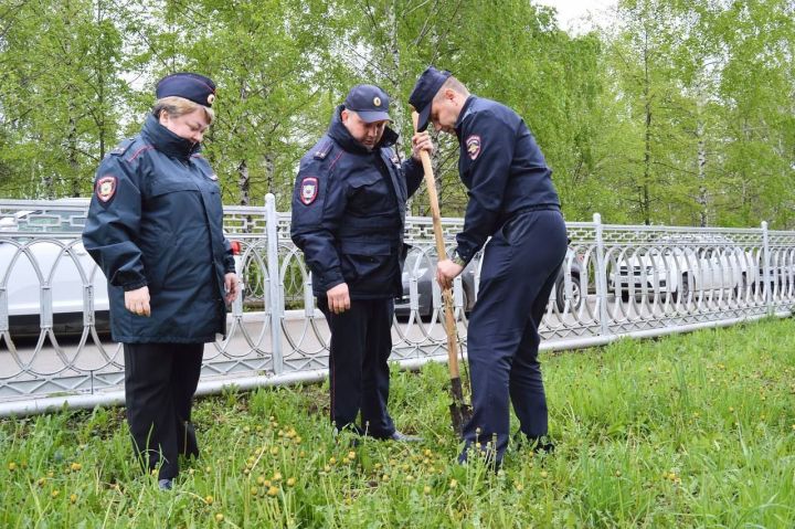 Әлмәт полициясе «Хәтер бакчасы» акциясенә кушылды