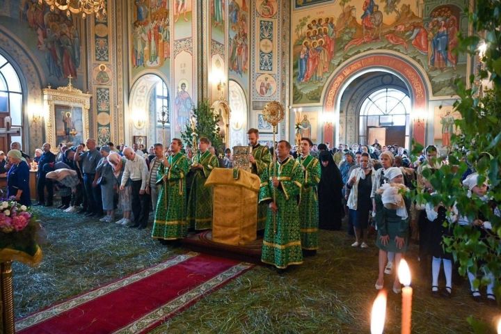 Троица бәйрәмендә епископ Мефодий Әлмәт кафедраль соборында литургия үткәрде