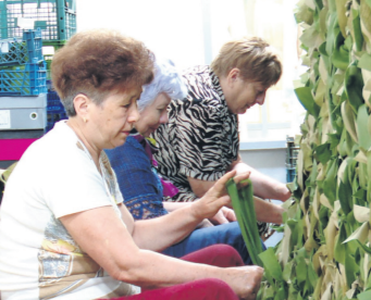 Әлмәттән Гөлнара Стерлядева үзе бөтен буш вакытын фронт өчен маскировка челтәрләре үрүгә багышлый